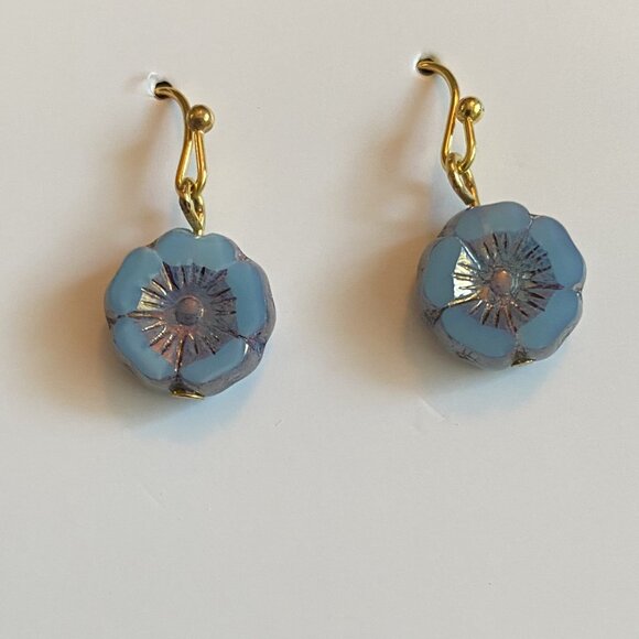 NEW Czech Glass Hawaiian flower with gold plated components - Picture 1 of 2